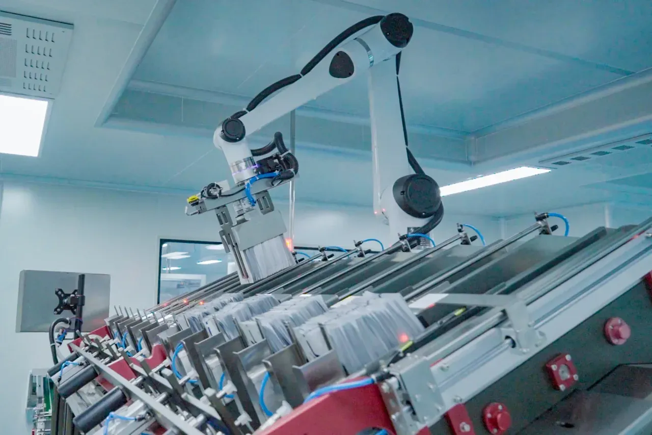 Real Rixin skincare filling equipment with cosmetic containers in the production area